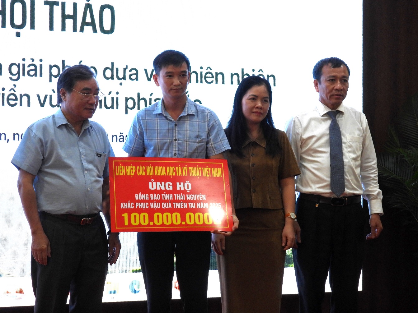 LIÊN HIỆP HỘI VIỆT NAM VÀ CÁC TỔ CHỨC THÀNH VIÊN ỦNG HỘ ĐỒNG BÀO BỊ THIỆT HẠI DO CƠN BÃO SỐ 10 GÂY RA